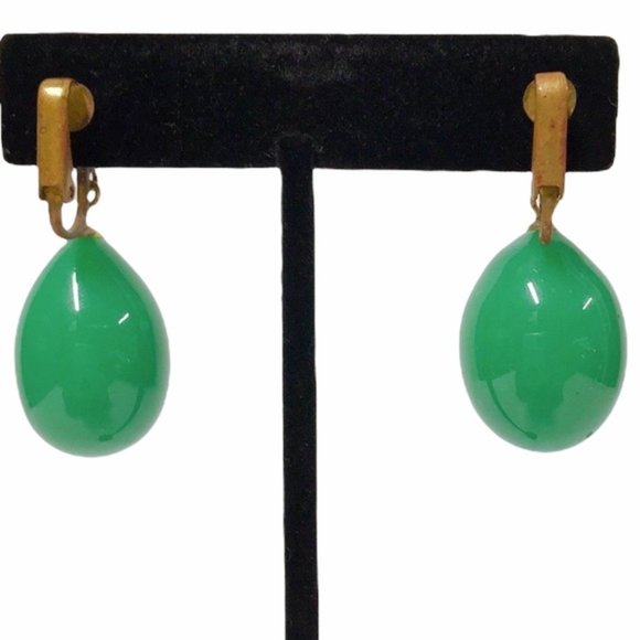 SOLD Vintage Large Green Jade Clip-On Earrings - Picture 6 of 8
